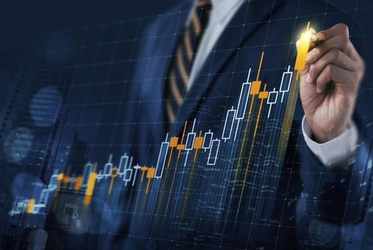 Empresario  explorando alternativas 